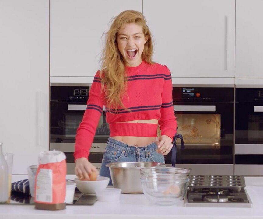 فتاة نحيلة تعد لنفسها وجبة فطور صحية